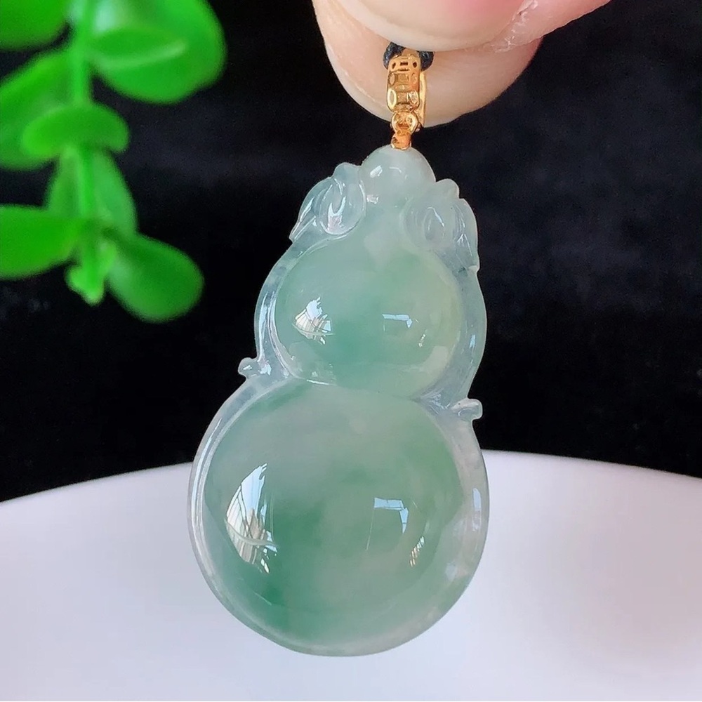 Natural Grade A Type Jadeite Burmese Jade pendant 18k